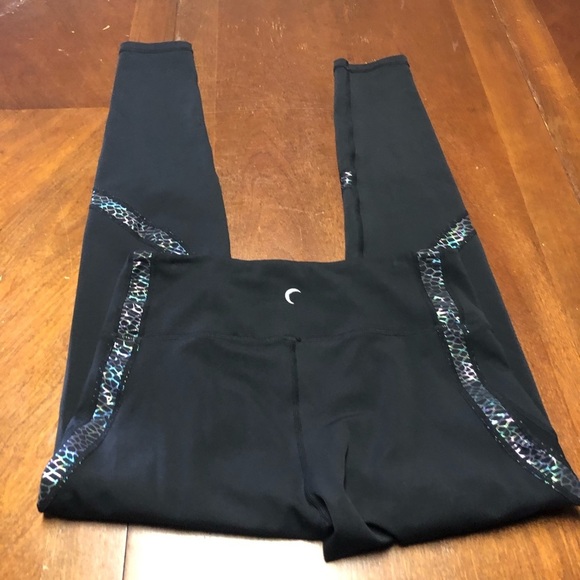 ZYIA black cropped metallic reptile print leggings N18 - Picture 5 of 10